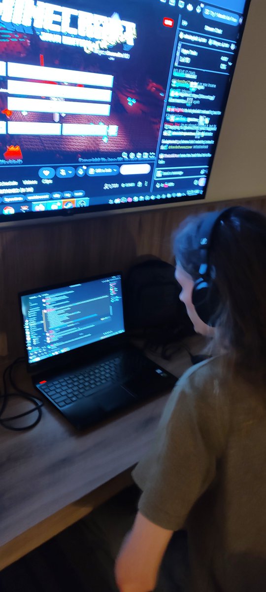 Elisthetic's tweet photo. a whole gf in bed and he's verifying skycrab's world record smh https://t.co/WfvRiXONdx