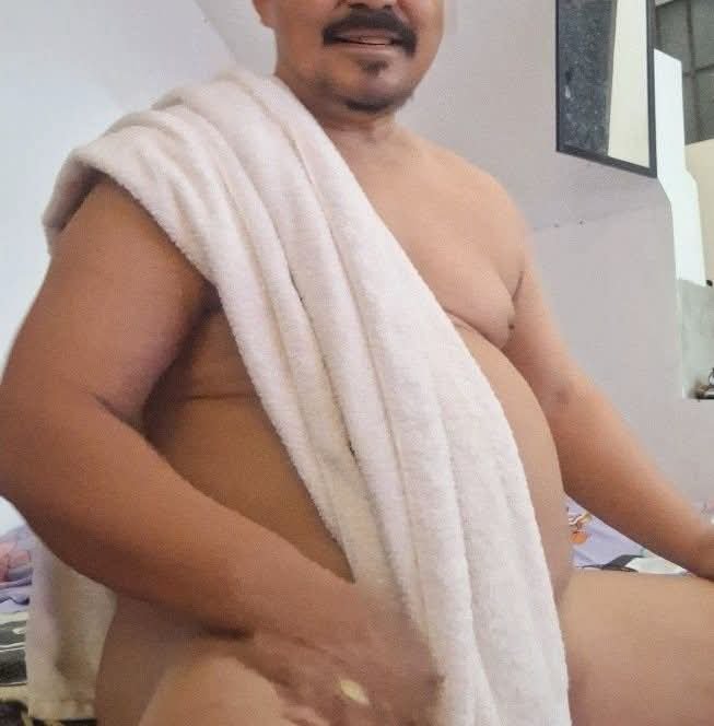 Thad85273396's tweet photo. I am melting for this sexy daddy https://t.co/cBoj8DC14R