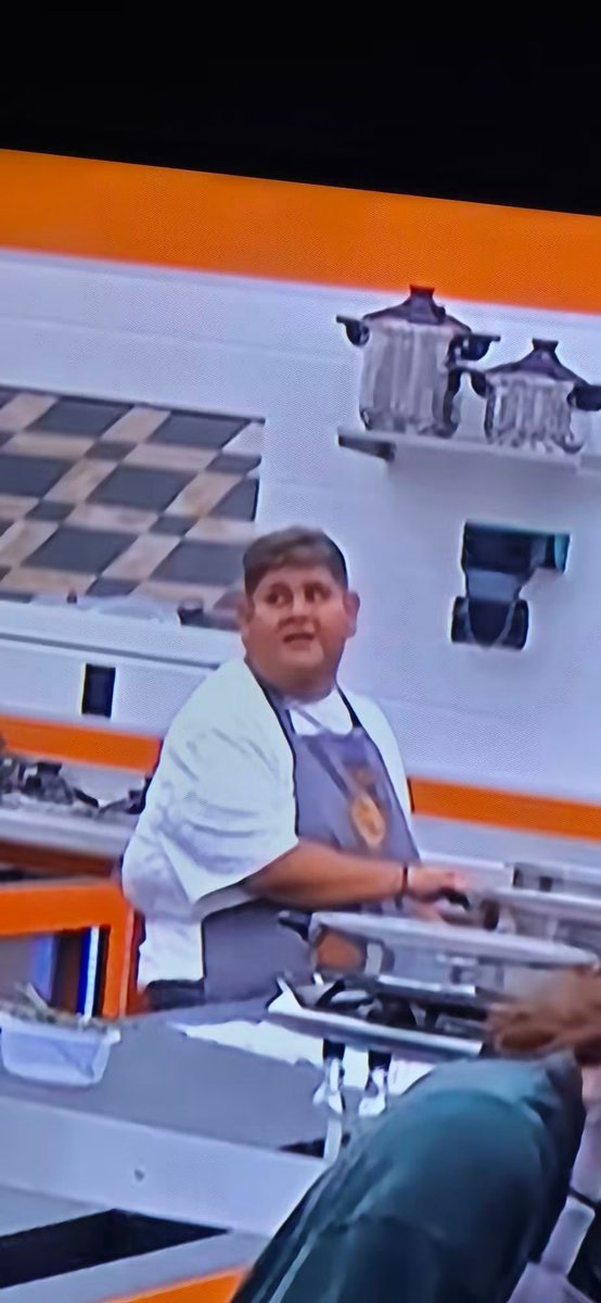 Daylight_102's tweet photo. Luis no hizo nada en la noche medio inicio las papas al final se le quemó el tocino regresó por ellas Al final todo mundo Lavando trastes y él da vueltas y vueltas como un trompo para hacerse tonto y terminó limpiando con papel su Estación 
@MasterChefMx https://t.co/2mN235Mn78