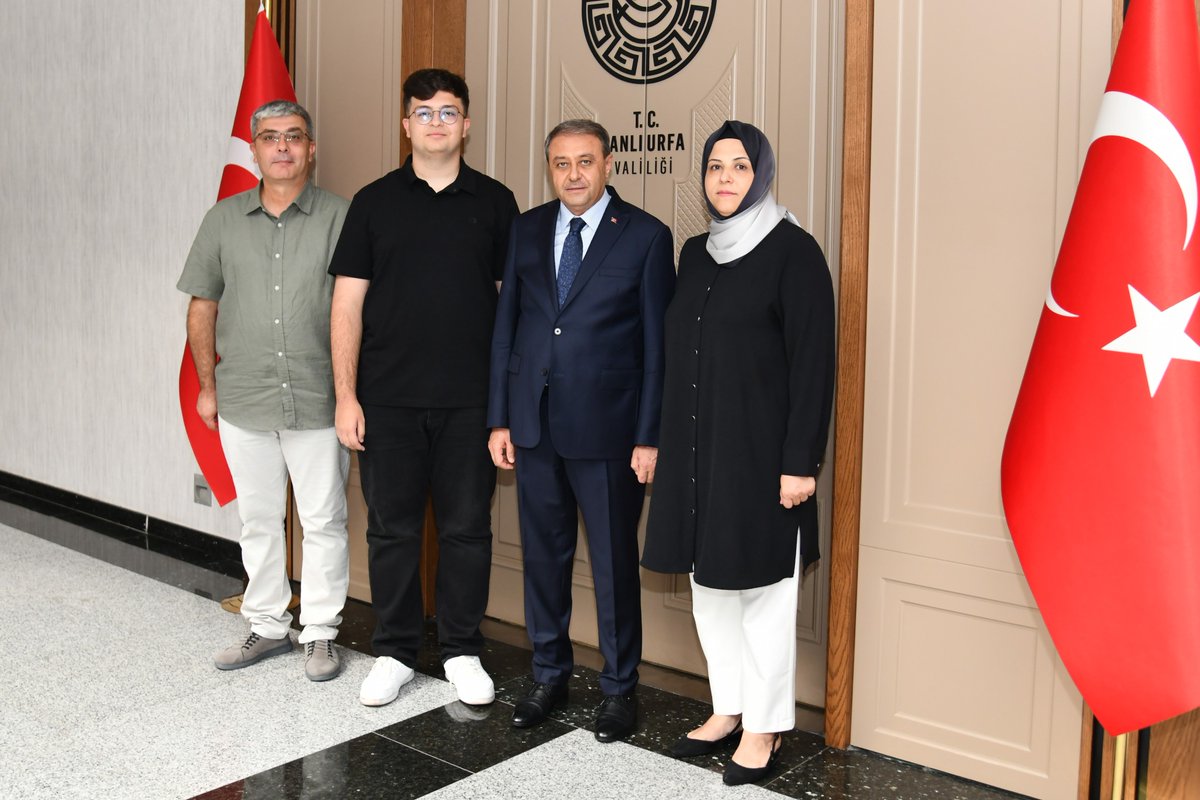 hasansildak's tweet photo. 🔸LGS ve YKS sonuçlarına göre İlimizin en başarılı öğrencileri ile bir araya geldik. 

🔹Kıymetli aileleri ve okul müdürleri ile birlikte sevgili öğrencilerimizi Valiliğimizde misafir ettik. 

🔹Şanlıurfa’nın eğitimdeki güçlü ve kararlı yükselişinin en güzel örneklerini oluşturan bu tablo gerçekten gurur verici…

🔸Eğitimi birinci öncelik olarak kabul eden Şanlıurfa’da çocuklarımızın geleceği için özveri ve gayretle çalışan bütün eğitimcilerimize bir kez daha teşekkür ediyorum…

🔹Yavrularının iyi bir eğitim alması ve başarılı olması için hiçbir fedakarlıktan kaçınmayan ailelerimizi kutluyorum…

🔹Bu büyük başarının sahibi sevgili öğrencilerimizi gönülden tebrik ediyor, yeni eğitim hayatlarında başarılar diliyorum👏

#ŞanlıurfaValiliği
#Bigep
@tcmeb