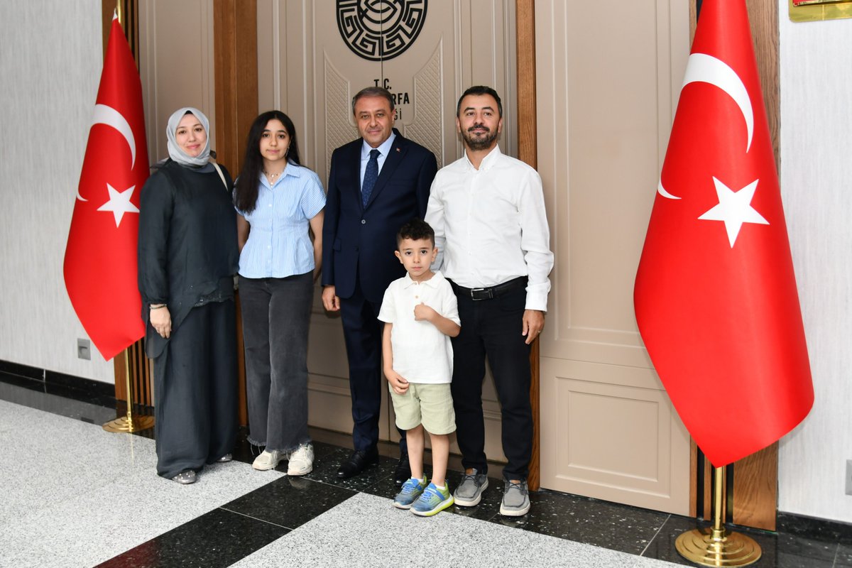 hasansildak's tweet photo. 🔸LGS ve YKS sonuçlarına göre İlimizin en başarılı öğrencileri ile bir araya geldik. 

🔹Kıymetli aileleri ve okul müdürleri ile birlikte sevgili öğrencilerimizi Valiliğimizde misafir ettik. 

🔹Şanlıurfa’nın eğitimdeki güçlü ve kararlı yükselişinin en güzel örneklerini oluşturan bu tablo gerçekten gurur verici…

🔸Eğitimi birinci öncelik olarak kabul eden Şanlıurfa’da çocuklarımızın geleceği için özveri ve gayretle çalışan bütün eğitimcilerimize bir kez daha teşekkür ediyorum…

🔹Yavrularının iyi bir eğitim alması ve başarılı olması için hiçbir fedakarlıktan kaçınmayan ailelerimizi kutluyorum…

🔹Bu büyük başarının sahibi sevgili öğrencilerimizi gönülden tebrik ediyor, yeni eğitim hayatlarında başarılar diliyorum👏

#ŞanlıurfaValiliği
#Bigep
@tcmeb