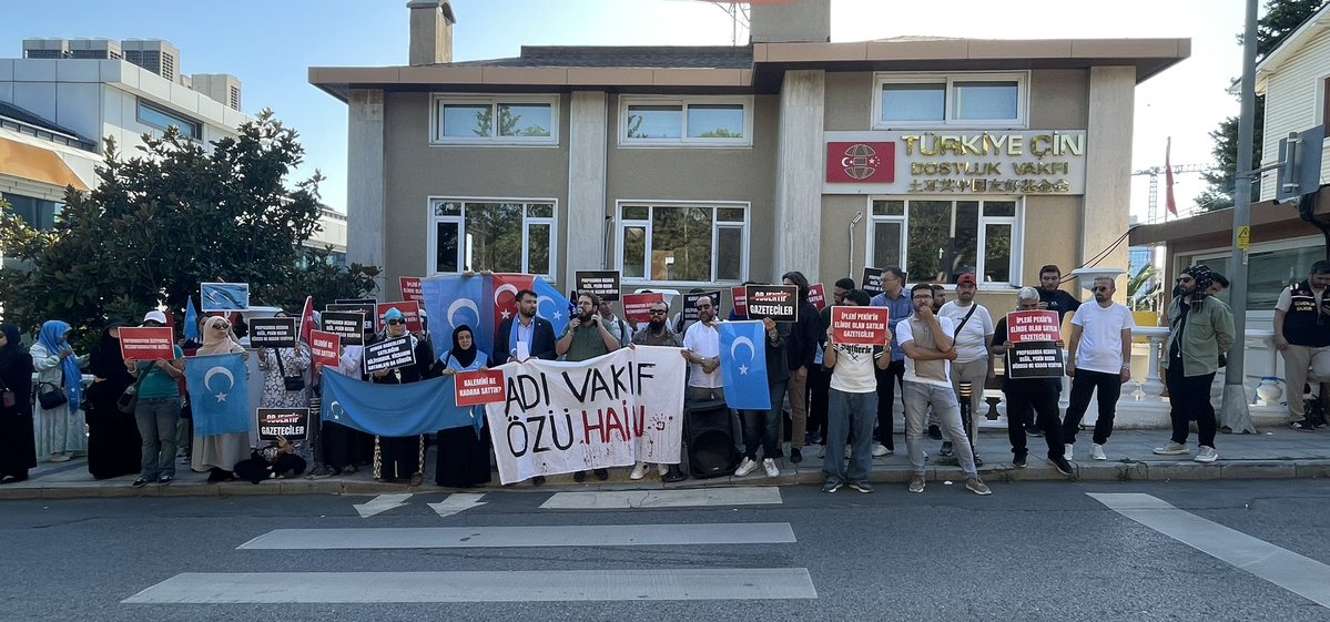 IstiqlalTurkce's tweet photo. Canlı Yayın📡
BASIN AÇIKLAMASI VE PROTESTO

Çin’in propaganda gezisine katılan gazetecilerin, Doğu Türkistan’daki sistematik insan hakları ihlallerini görmezden gelerek kamuoyu yanıltmasına karşın basın açıklaması ve protesto gösterisi düzenleniyor.

📍 Türkiye-Çin Dostluk Vakfı
https://t.co/RcKJhC5fLc