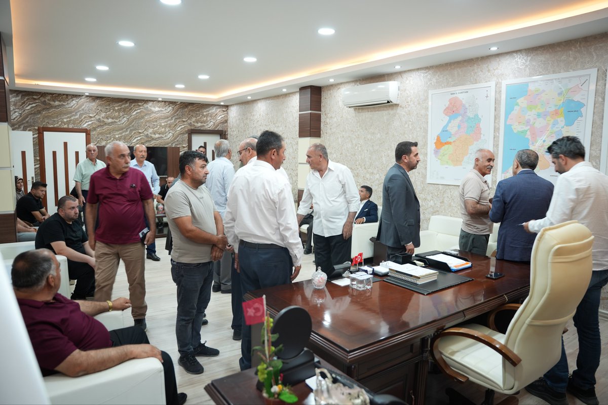 AK_PartiVan's tweet photo. İl Başkanımız Abdulahat Arvas, il binamızda vatandaşlarımızla bir araya gelerek sorun ve taleplerini tek tek dinledi; çözümü için ilgili birimlere gönderdi.
@akparti
@abuyukgumus 
@MustafaAlkayis 
@Recep_ayd25 https://t.co/3AahHtbGau