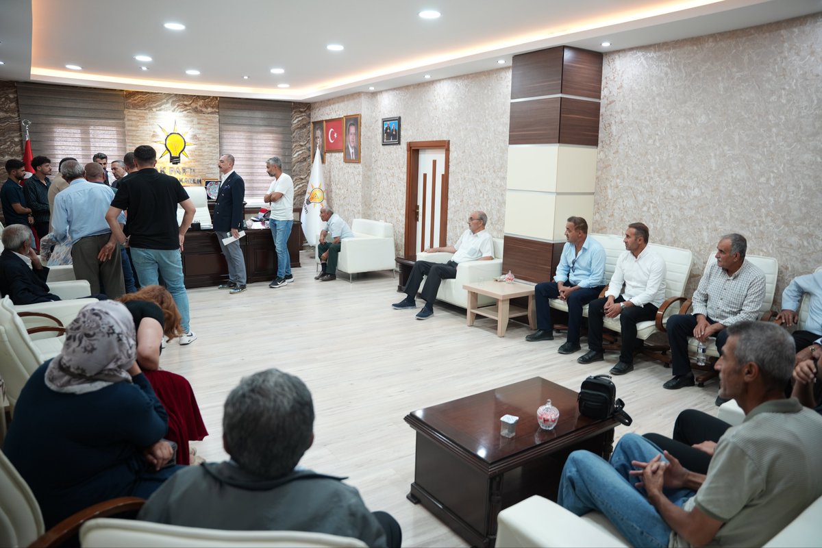 AK_PartiVan's tweet photo. İl Başkanımız Abdulahat Arvas, il binamızda vatandaşlarımızla bir araya gelerek sorun ve taleplerini tek tek dinledi; çözümü için ilgili birimlere gönderdi.
@akparti
@abuyukgumus 
@MustafaAlkayis 
@Recep_ayd25 https://t.co/3AahHtbGau