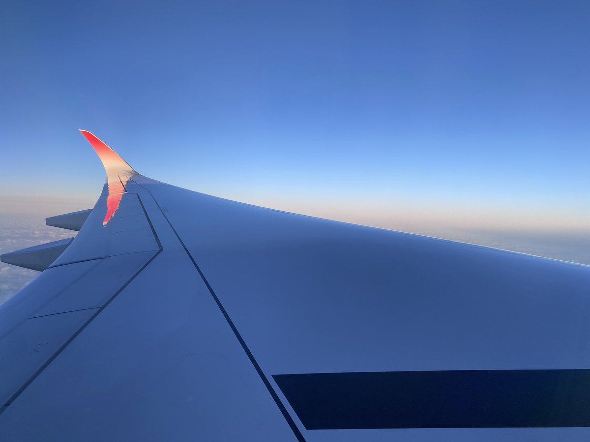 _abeko1115's tweet photo. 夕日を見ながら新千歳空港を離陸。

新千歳から羽田へ向かう便は仙台上空を通るので、毎回、仙台の街が見えるか楽しみにしているのだが、今回も雲に覆われていて見られず…これで3回連続失敗。

最終の上越新幹線に乗り、シンカンセンスゴイカタイアイスを食べながら新潟に到着。 https://t.co/aTBiTpjQ2O