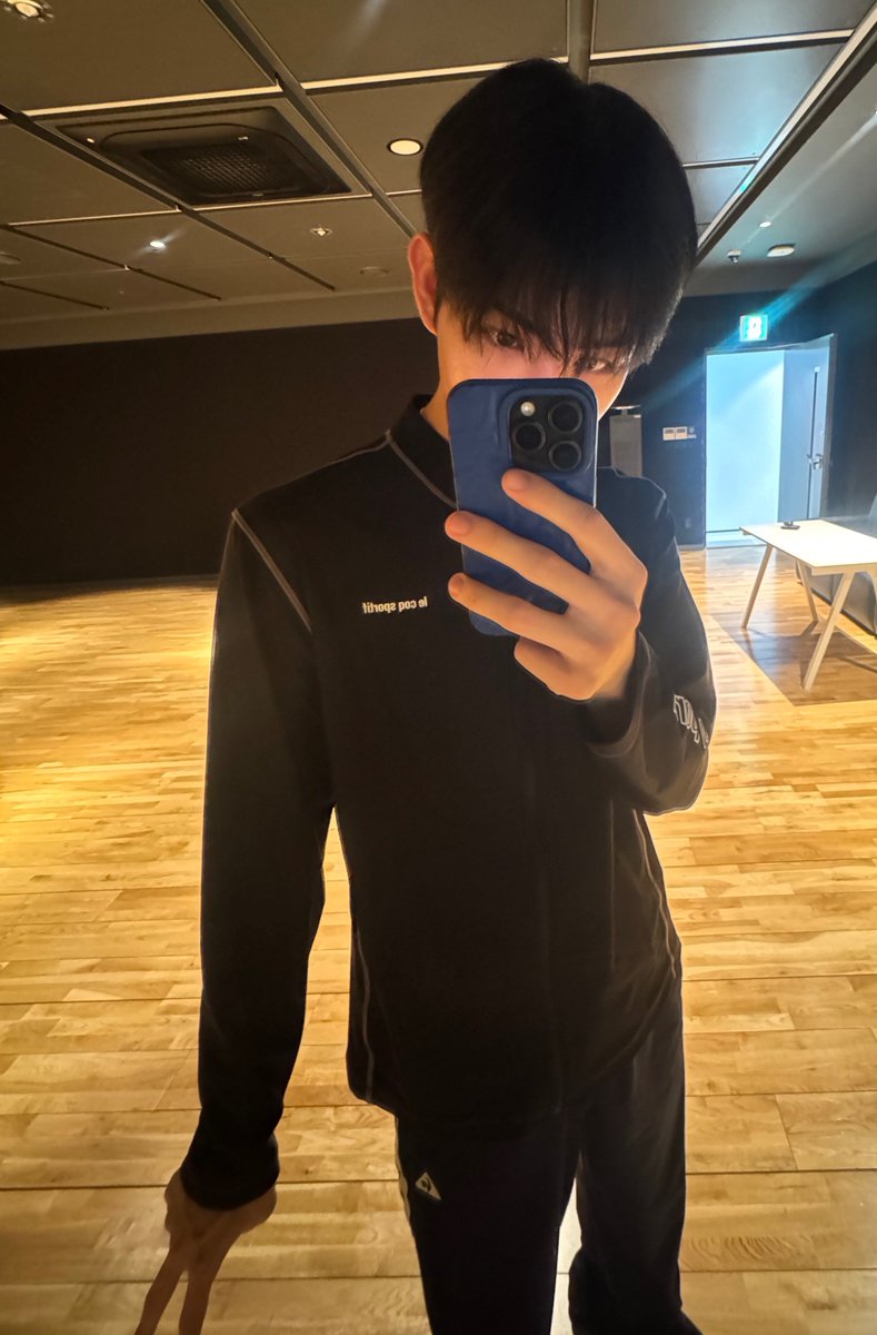 clothes_KF's tweet photo. #민제 260727 버블 🫧 _ 민제 하의 정보
「 Track Pants 트랙 팬츠 」
▪︎ LECOQ
▪︎ 유니 선데이 트랙팬츠 / BLACK (QQ323LFP81)
▪︎ KRW 109,000 ▸ 103,550 ▸ 65,400

➔ https://t.co/kKTaNSNckq
➔ https://t.co/KsdbxSn0ni

#Minje #KickFlip #킥플립 https://t.co/KuNLR7znq2