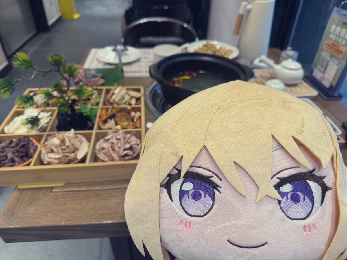 8ki_29_'s tweet photo. around kunming, there is chinas famous mushroom hotpot, where they cook poisonous mushrooms in hotpot and we eat them
uika and anon wanted to try it, so i did too~
the mushroom hotpot was very flavourful!
uika also ordered a mango drink for herself and anon to share~ https://t.co/V6eOJvoARR