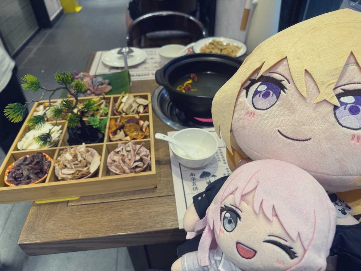 8ki_29_'s tweet photo. around kunming, there is chinas famous mushroom hotpot, where they cook poisonous mushrooms in hotpot and we eat them
uika and anon wanted to try it, so i did too~
the mushroom hotpot was very flavourful!
uika also ordered a mango drink for herself and anon to share~ https://t.co/V6eOJvoARR