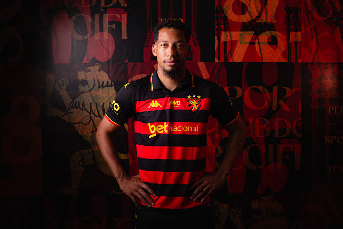felipelunasi's tweet photo. Pelo que apurei, hoje o Sport deve ir a campo com Habraão e Benevenuto na zaga.

Sinceramente, é muito difícil entender essa escolha. Ajul vai para o banco mais uma vez, mesmo depois de ter feito uma grande partida na última semana e mostrado que merece sequência.

Se o desempenho em campo não pesa nas decisões, fica difícil compreender qual é o critério adotado.

Isso é no mínimo muito estranho.