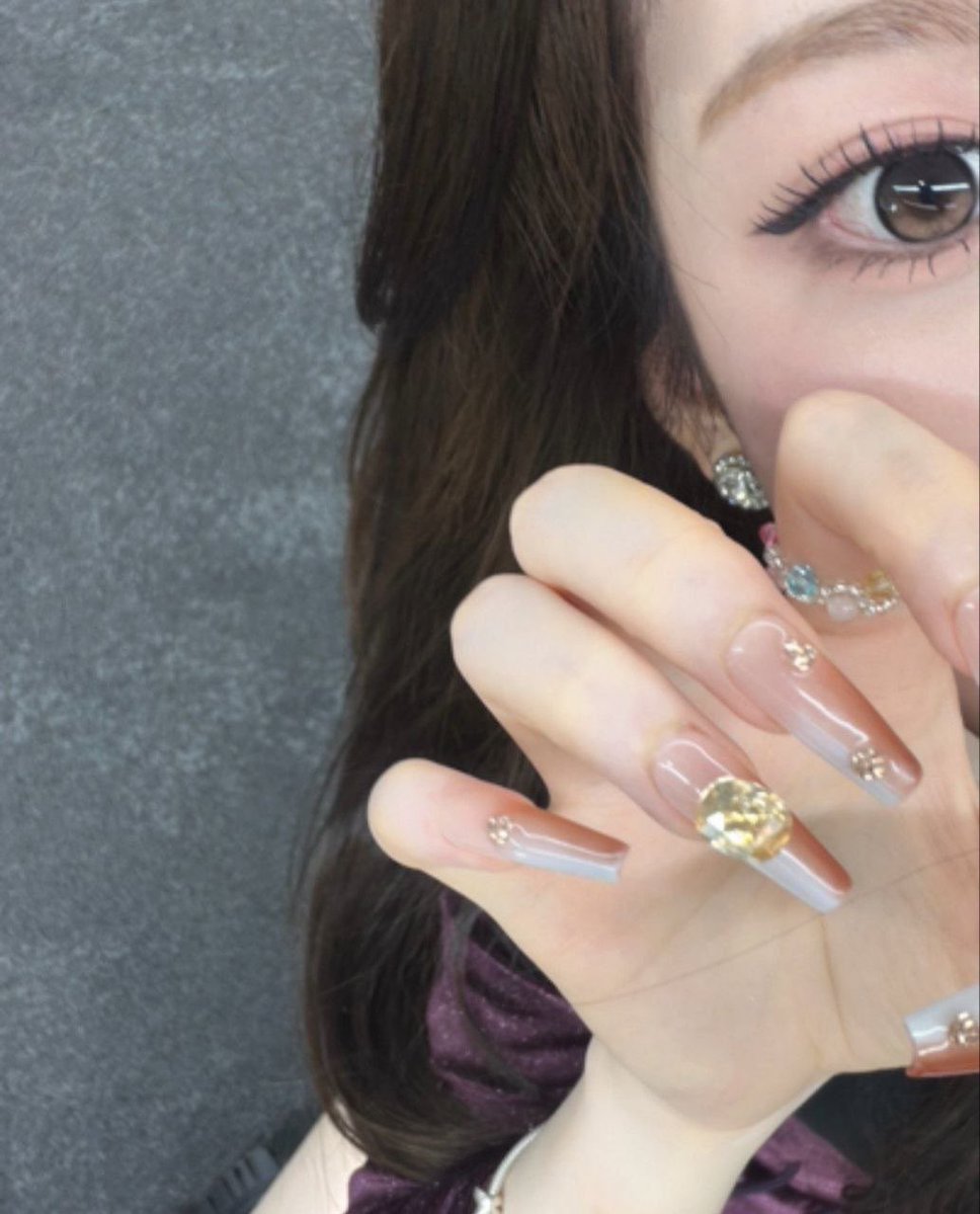 Lceesui's tweet photo. just got my nails done... curious, what do you think? 💅🏻 https://t.co/oqxDrm6Z08