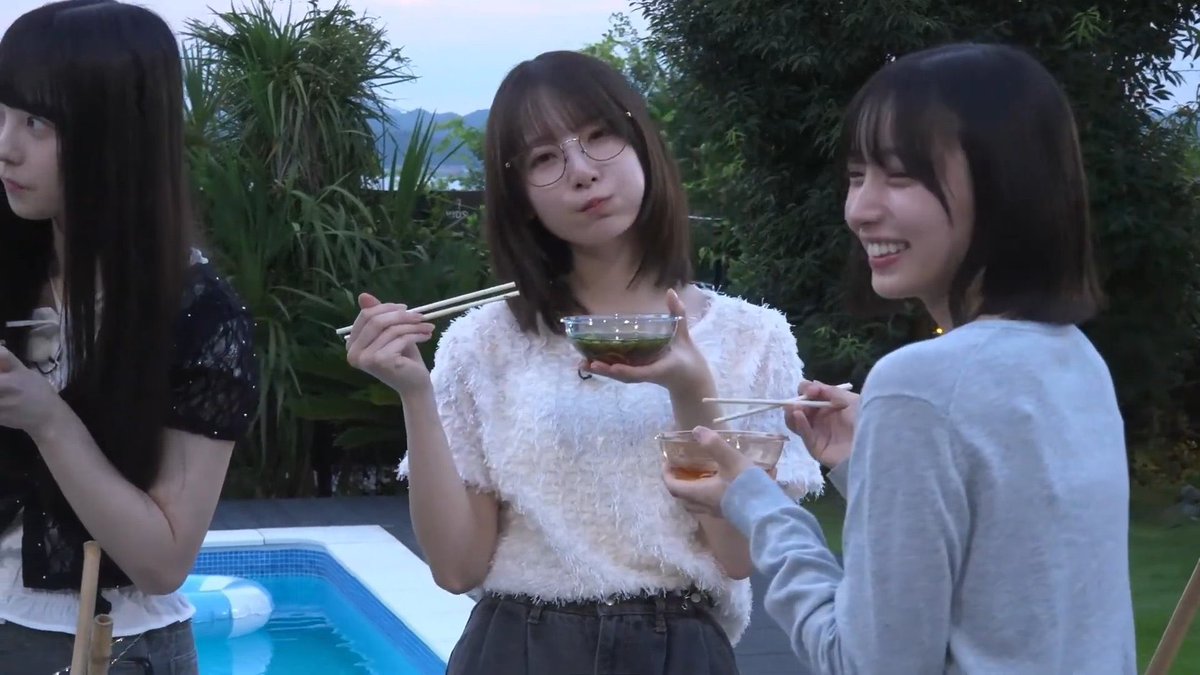 n2k2keyaki's tweet photo. メガネ莉奈さんが可愛すぎるんですけど
あと薬味の量すごいww https://t.co/pdNvMkMmhj