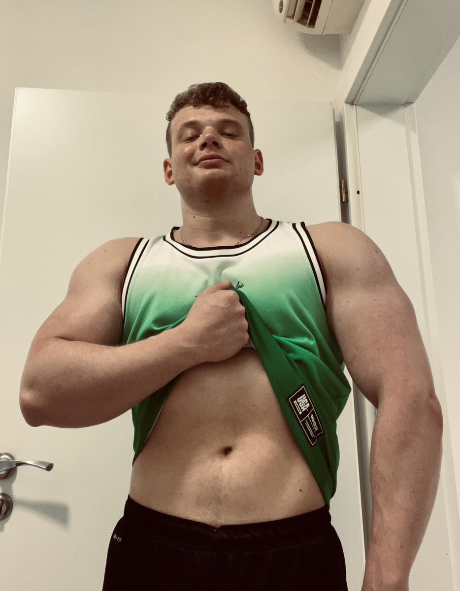 Vanilin875's tweet photo. Six-pack? Nah… overrated 😎😏
#gym #fit #sexymonday https://t.co/lLYhQx0xuo