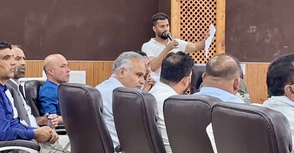 jkrddpr's tweet photo. J&amp;K #RDDPR today hosted a high-level delegation from #Goa for an inter-state knowledge exchange on strengthening #PanchayatiRaj Institutions. Visit focused on sharing best practices, grassroots governance, transparency &amp; community participation to build stronger self-governance. https://t.co/MvDMWS0BIy