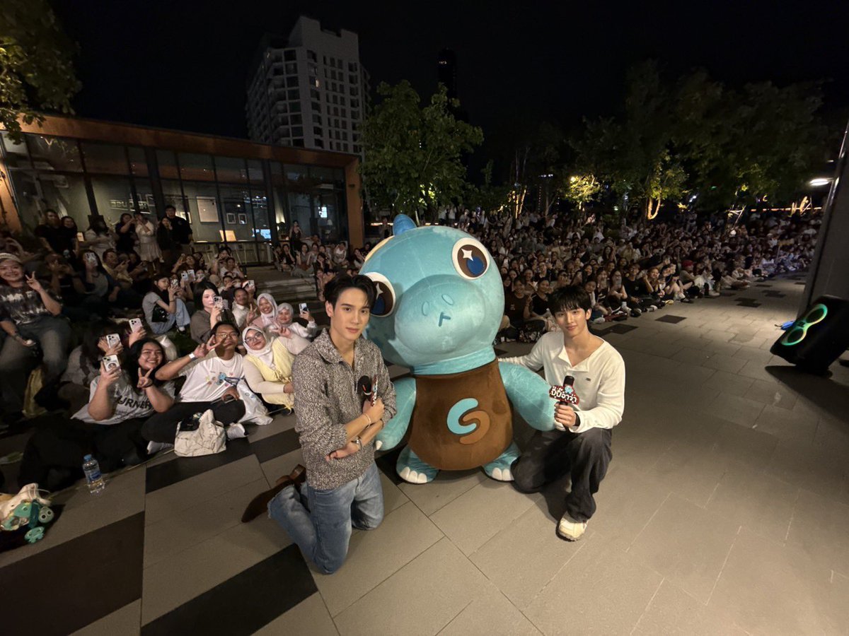 javafamily_o's tweet photo. วันนี้ครอบครัวของพวกเราใหญ่ขึ้นเยอะมากๆเลย ขอขอบคุณแฟนคลับทุกคนมากนะคะที่มาเจอกับเซิร์ฟจาว่าเร็กซ์ซ่าในงานงานมหกรรมนิยายนานาชาติ2026 ขอบคุณที่ร่วมกันส่งทั้งคำถาม คำอวยพร กำลังใจ ข้อความน่ารักๆให้กับเซิร์ฟจาว่าเร็กซ์ซ่า 🩵🤎🦖

เดินทางกลับกันอย่างปลอดภัยนะคะ ช่วงนี้ฝนตกบ่อย ใครที่โดนฝนอย่าลืมรีบอาบน้ำสระผม กินยาดักไว้ แล้วก็ดูแลสุขภาพกันดีๆนะคะ ไม่อยากให้ใครป่วยเลยน้าาา🥺

งานหน้าไว้มาเจอกันใหม่นะคะ และอย่าลืมติดตาม #RoommateChaos ผลงานของพวกเรากันด้วยนะคะ ฝากรักและเอ็นดูพวกเราต่อไปเรื่อยๆ น้า ขอบคุณมากเลยค่ะ 

SURFJAVAREXXA AT SAMYAN 

#งานมหกรรมนิยายนานาชาติ2026xSurfJava
#javabh @javabh28 
#swensurf #SurfJava 
#REXXA