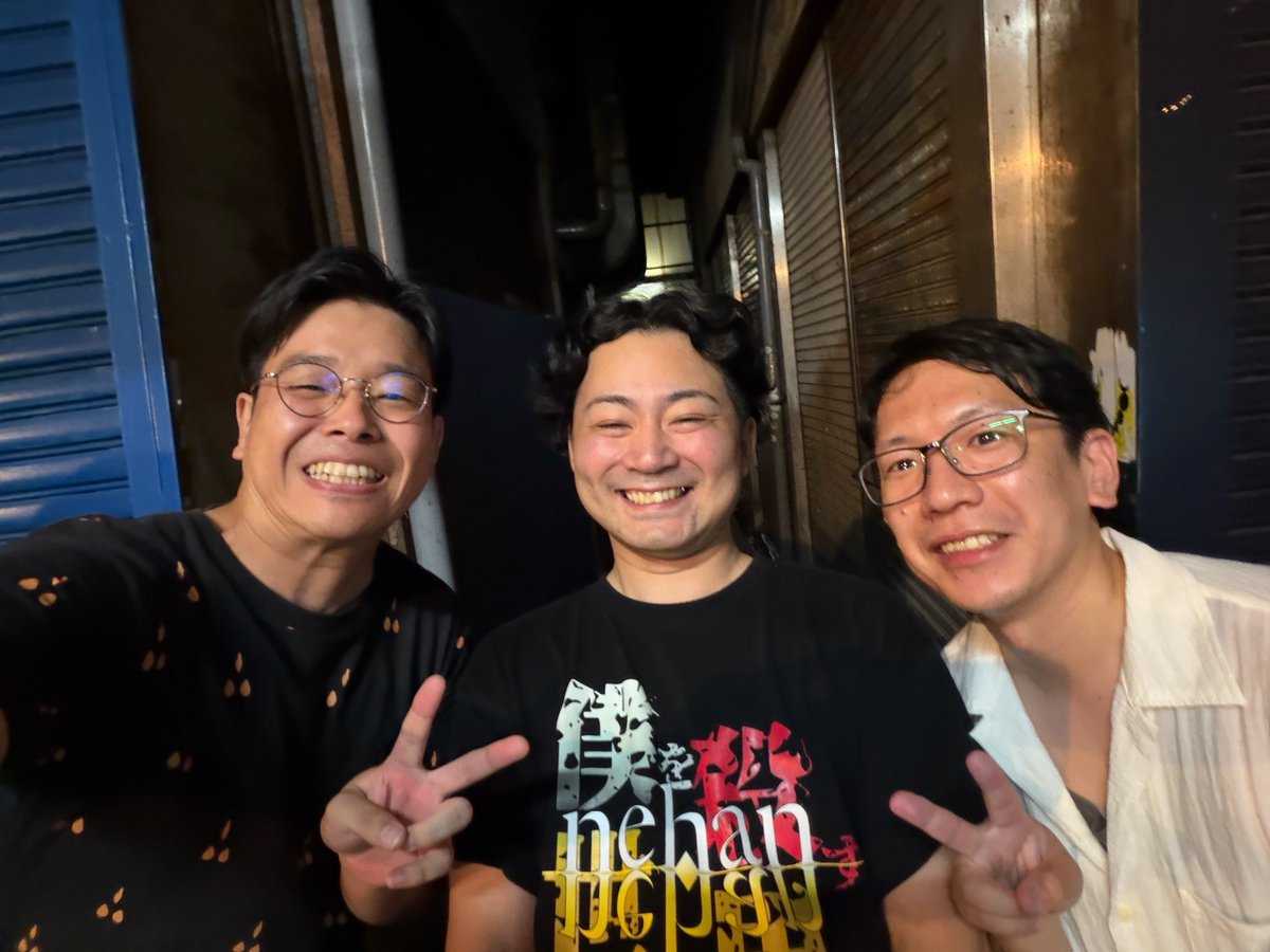 BWKSH_requiem's tweet photo. この言葉に、僕はその時子どもながらに「未来は今を生きる人が心に想って、そこに向かって生きようとする希望なんだ。」って感じたのでした。未来は明るい。

写真は僕を殺す世界へ初代ギタリスト上田と、前ベーシスト長井とのスリーショット。 https://t.co/ce1xrOmq8s