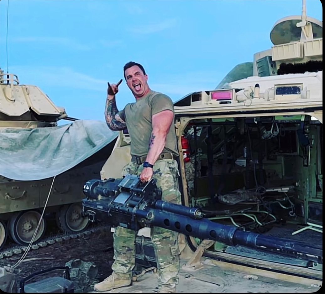WeaponsVault's tweet photo. Nice little fun fact. The M242 he’s holding weighs about 240-290 lbs and he’s carrying it with one arm like it’s a bag of groceries. https://t.co/9VcTrATkRK
