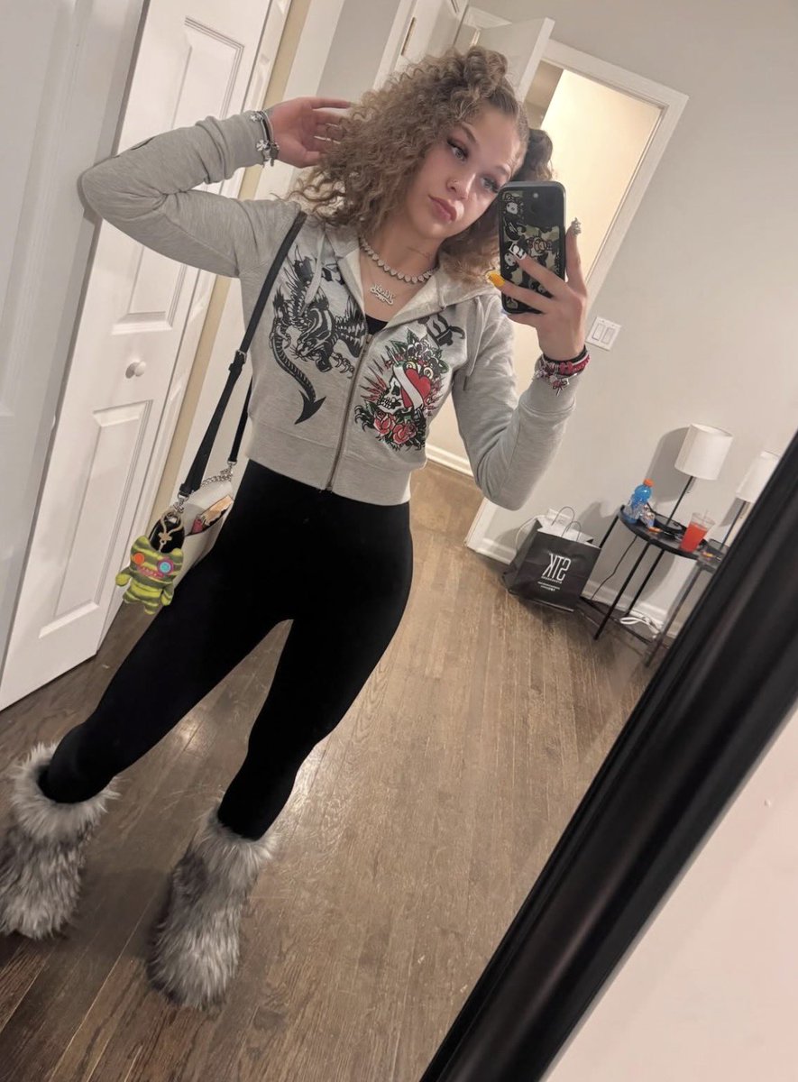 Jeydafindomm's tweet photo. You can almost feel the decision happening.  🤍🤍🐼🐼✨✨

#sph #sissy #cbt #paypig #facetime #beta #sexting #Findom #drain https://t.co/4NzIHBXE5h