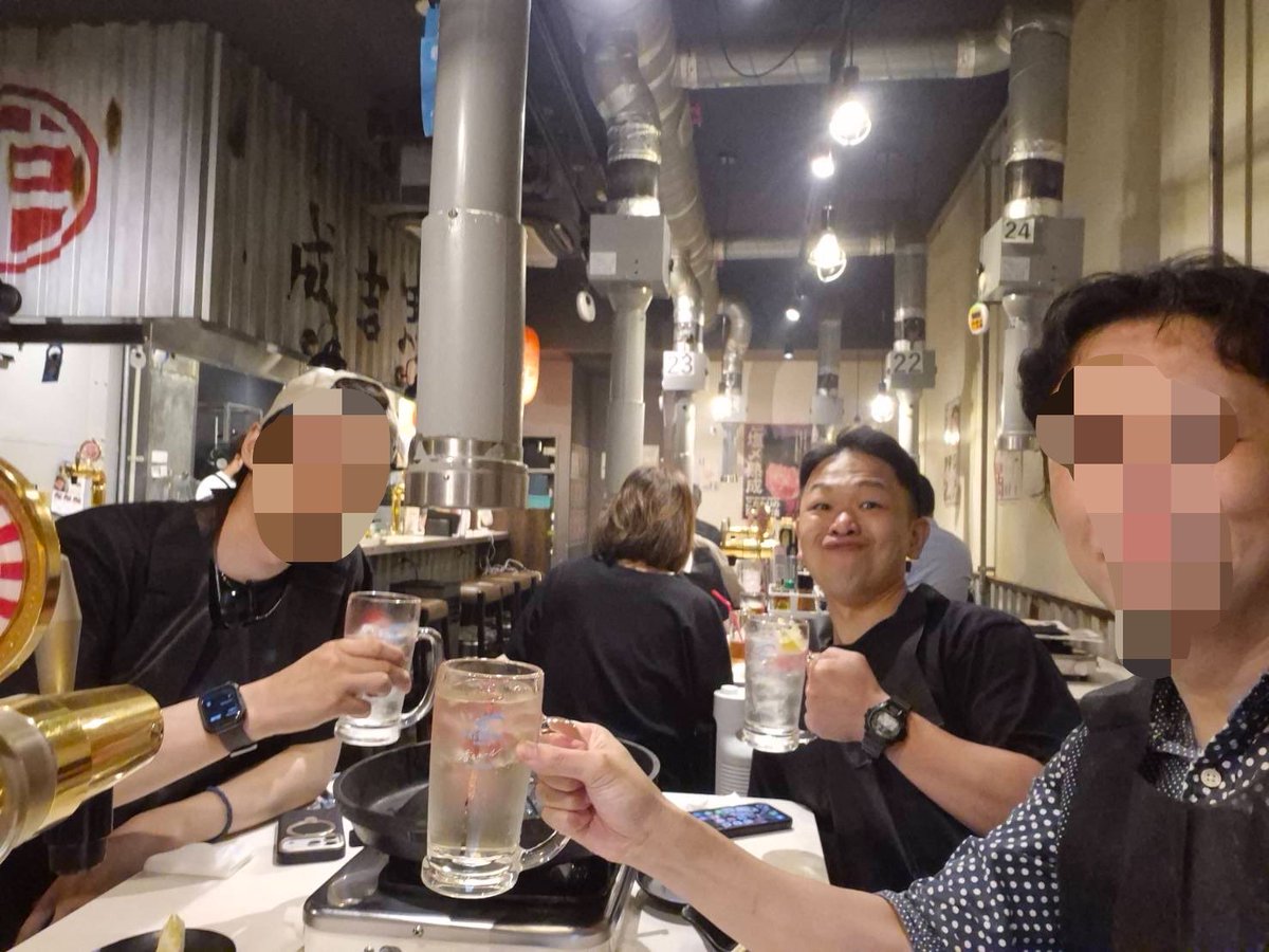 yuusha_nou_guy's tweet photo. 年一くらいで集まる仲間との飲みでしたー
短パンおじさんは私だけでした。 https://t.co/XOGYpx6zxu