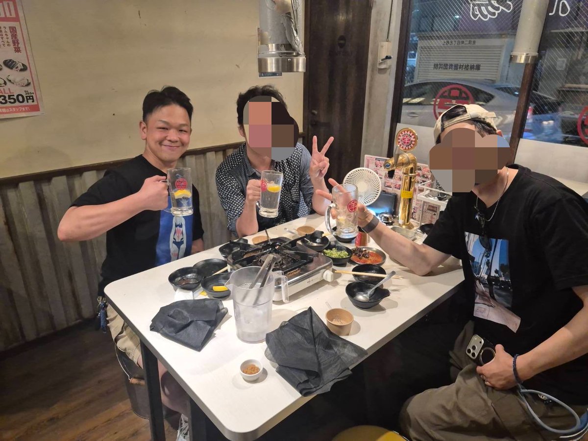 yuusha_nou_guy's tweet photo. 年一くらいで集まる仲間との飲みでしたー
短パンおじさんは私だけでした。 https://t.co/XOGYpx6zxu