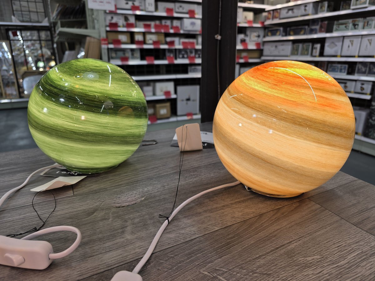 HoshiHaemon's tweet photo. I JUST FOUND THE BEST LAMP BUT IDK WHICH ONE TO GET....
THEY'RE BOTH SO PRETTY https://t.co/dGvi4mII5G