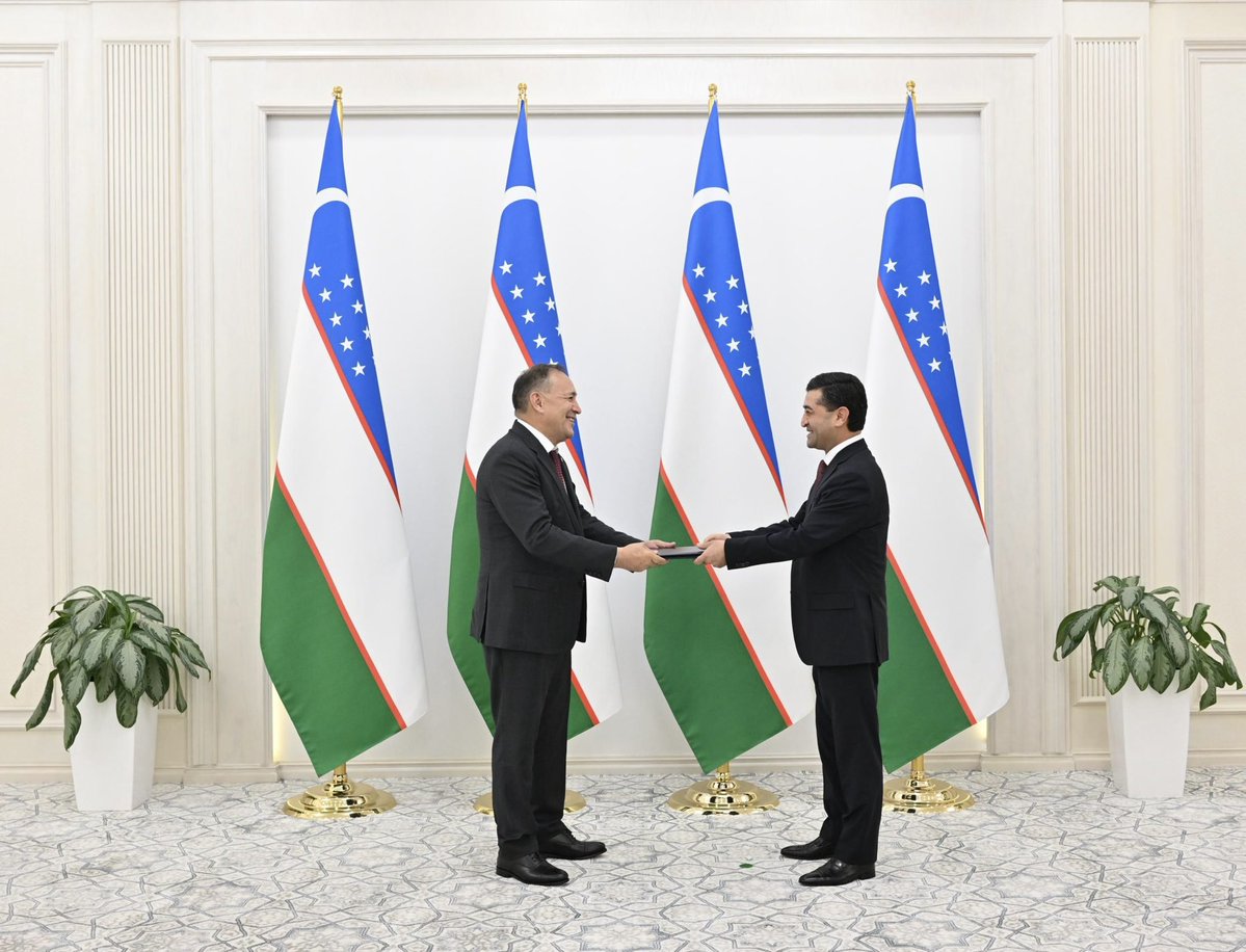FM_Saidov's tweet photo. Received copies of the credentials of H.E. Yeraly Tugzhanov, newly appointed Ambassador Extraordinary and Plenipotentiary of the Republic of Kazakhstan to Uzbekistan.

We highly value the strong level of strategic partnership and allied relations achieved with brotherly Kazakhstan. Thanks to the trust-based dialogue and strong political will of the Leaders of our countries, #Uzbekistan–#Kazakhstan relations are dynamically developing across all areas.

During our conversation, we discussed increasing mutual trade, expanding industrial cooperation and interregional ties, as well as accelerating the implementation of joint projects in transport and logistics.

Wish the Ambassador every success in his important and honorable diplomatic mission in Uzbekistan.
***
Qozogʻiston Respublikasining Oʻzbekistondagi yangi tayinlangan Favqulodda va Muxtor Elchisi Yerali Tugjanov janoblaridan ishonch yorliqlari nusxalarini qabul qildik.

Qardosh Qozogʻiston bilan erishilgan strategik sheriklik va ittifoqchilikning yuksak darajasini alohida qadrlaymiz. Davlatlarimiz rahbarlari oʻrtasidagi ishonchli muloqot va mustahkam siyosiy iroda tufayli bugun Oʻzbekiston–Qozogʻiston munosabatlari barcha yoʻnalishlarda jadal rivojlanib bormoqda.

Suhbatimiz davomida oʻzaro savdo hajmini oshirish, sanoat kooperatsiyasi, hududlararo aloqalar, transport va logistika sohalaridagi qoʻshma loyihalarni jadallashtirish masalalarini muhokama qildik.

Elchi janoblariga Oʻzbekistondagi masʼuliyatli va sharafli faoliyatida ulkan muvaffaqiyatlar tilaymiz.