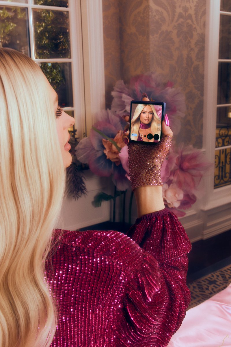 MotorolaUS's tweet photo. Another iconic year around the sun! Happy birthday #razr!🥳🎂 #MakeItIconic @ParisHilton https://t.co/eql42ze9lk
