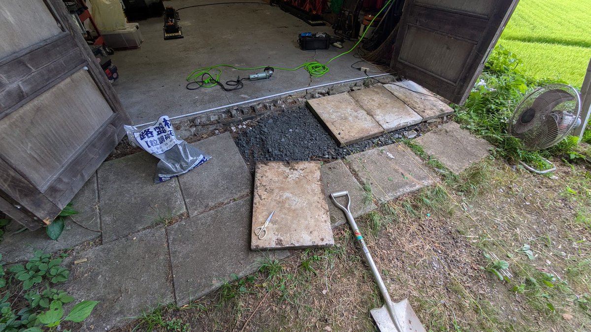 hyanagihara's tweet photo. ペッタンコのクルマでも出入りしやすいように、ガレージの入り口を修理？修正しています。路盤材があと10袋くらいとコンクリート平板も12枚くらい要る気がする。
きょうは暑くなくてとても過ごしやすかった👍 https://t.co/8AcaYiRYrv