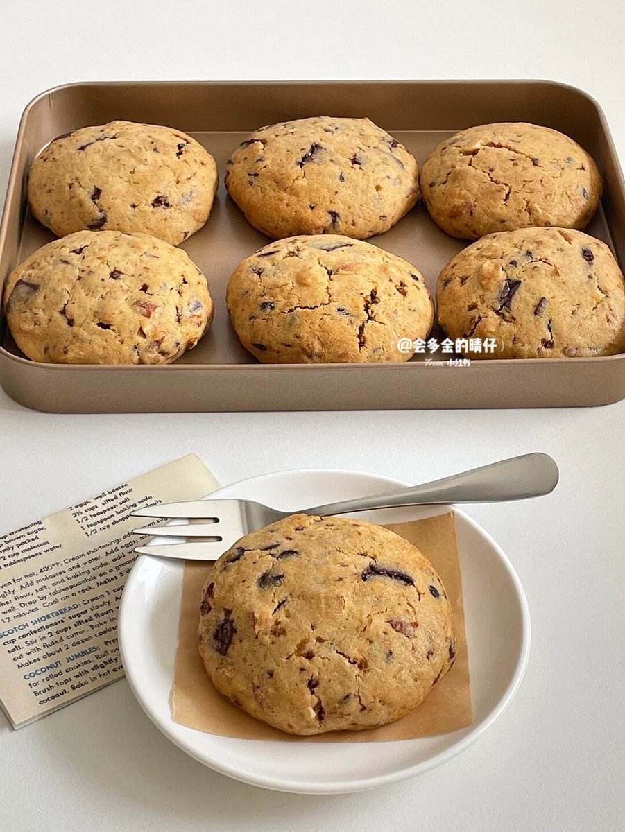 michelle92ll0's tweet photo. Just pulled these chocolate chip cookies fresh out of the oven—warm, gooey, and the kitchen smells like heaven! Perfect little midweek pick-me-up ， https://t.co/jipY0fpLTh