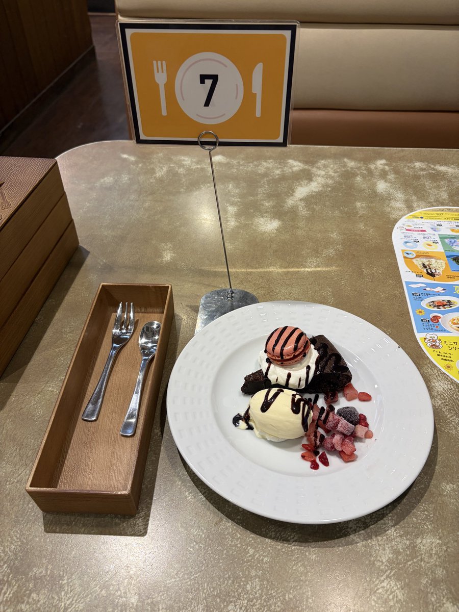 manba819's tweet photo. セルフ誕生会🎂

他にもセルフでしてるお兄さんいたけど、お兄さんのにはお祝いカードついてたぽいけど私のないなぁ
前もここでHQの垂れ幕忘れられたような気がするけどまあ、いいやw https://t.co/uXtIC2GUMV