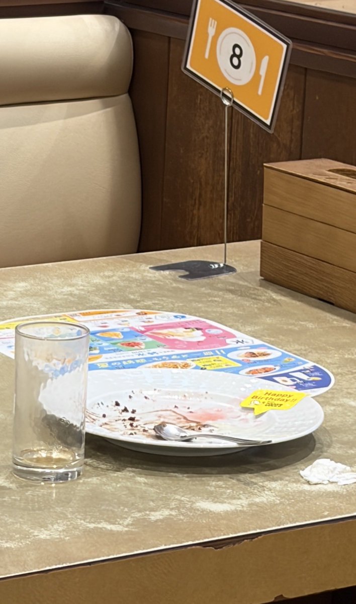 manba819's tweet photo. セルフ誕生会🎂

他にもセルフでしてるお兄さんいたけど、お兄さんのにはお祝いカードついてたぽいけど私のないなぁ
前もここでHQの垂れ幕忘れられたような気がするけどまあ、いいやw https://t.co/uXtIC2GUMV