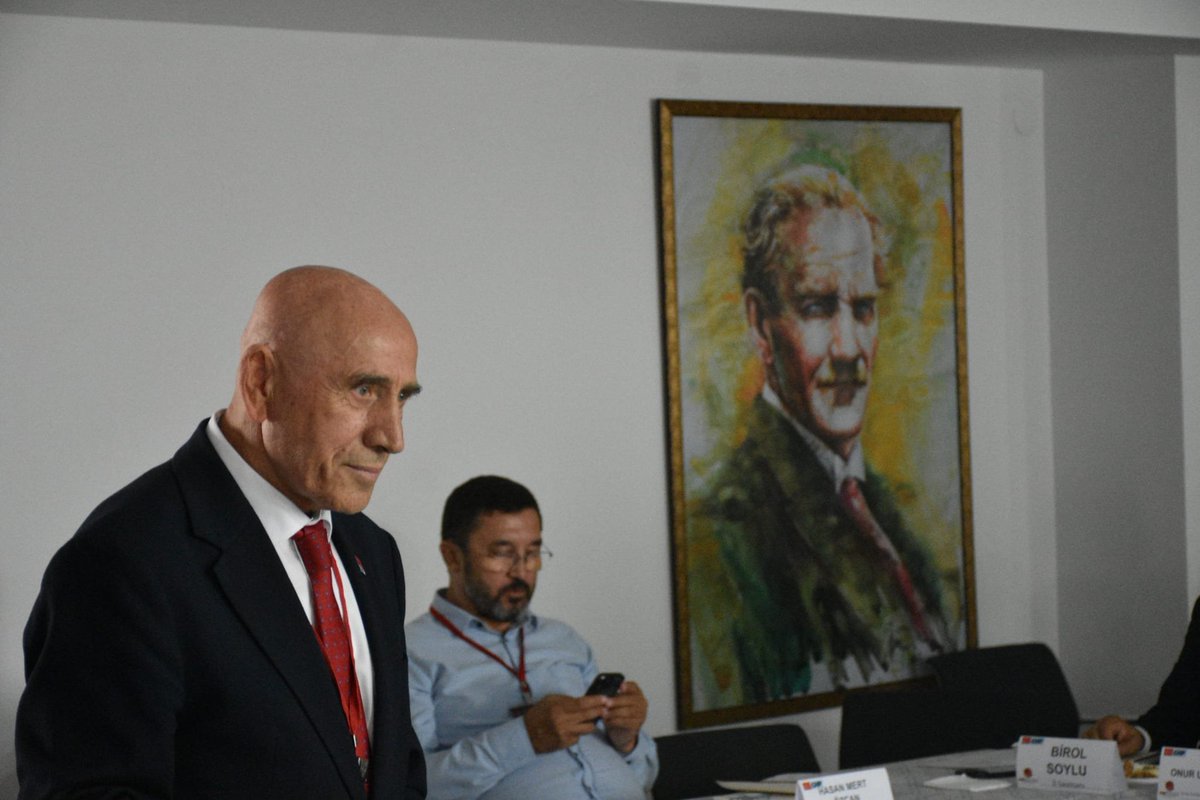 PartiOkuluCHP's tweet photo. İZMİR YÖNETİCİ EĞİTİMİMİZİ, TUNÇ SOYER'E İTHAF EDEREK GERÇEKLEŞTİRDİK.

CHP Parti Okulu Yönetici Eğitimleri kapsamında düzenlediğimiz İzmir programımızı; Eğitim Politikalarından Sorumlu Genel Başkan Yardımcımız Yıldırım Kaya, önceki dönem İstanbul Milletvekilimiz Sibel Özdemir ve Parti eğitmenimiz Tülay Bayır'ın eğitmenliklerinde başarıyla tamamladık.

Cumhuriyet Halk Partisi'nin İzmir'e ve sosyal demokrat belediyecilik anlayışına önemli katkılar sunan önceki dönem İzmir Büyükşehir Belediye Başkanımız Tunç Soyer'e ithaf ettiğimiz bu eğitimde; örgütlü mücadelenin, dayanışmanın ve Cumhuriyet değerlerinin önemini bir kez daha vurguladık.

Programımızın gerçekleştirilmesine katkı sunan CHP İzmir İl Başkanımız Utku Gümrükçü'ye, İl Eğitim Sekreterliğimize, Parti Okulu İl Koordinatörlüğümüze, eğitmenlerimize ve katılım sağlayan tüm yol arkadaşlarımıza teşekkür ediyoruz.