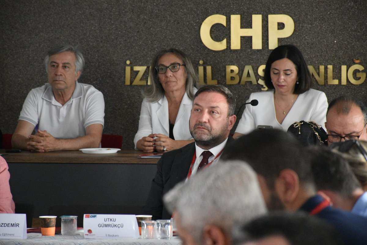 PartiOkuluCHP's tweet photo. İZMİR YÖNETİCİ EĞİTİMİMİZİ, TUNÇ SOYER'E İTHAF EDEREK GERÇEKLEŞTİRDİK.

CHP Parti Okulu Yönetici Eğitimleri kapsamında düzenlediğimiz İzmir programımızı; Eğitim Politikalarından Sorumlu Genel Başkan Yardımcımız Yıldırım Kaya, önceki dönem İstanbul Milletvekilimiz Sibel Özdemir ve Parti eğitmenimiz Tülay Bayır'ın eğitmenliklerinde başarıyla tamamladık.

Cumhuriyet Halk Partisi'nin İzmir'e ve sosyal demokrat belediyecilik anlayışına önemli katkılar sunan önceki dönem İzmir Büyükşehir Belediye Başkanımız Tunç Soyer'e ithaf ettiğimiz bu eğitimde; örgütlü mücadelenin, dayanışmanın ve Cumhuriyet değerlerinin önemini bir kez daha vurguladık.

Programımızın gerçekleştirilmesine katkı sunan CHP İzmir İl Başkanımız Utku Gümrükçü'ye, İl Eğitim Sekreterliğimize, Parti Okulu İl Koordinatörlüğümüze, eğitmenlerimize ve katılım sağlayan tüm yol arkadaşlarımıza teşekkür ediyoruz.