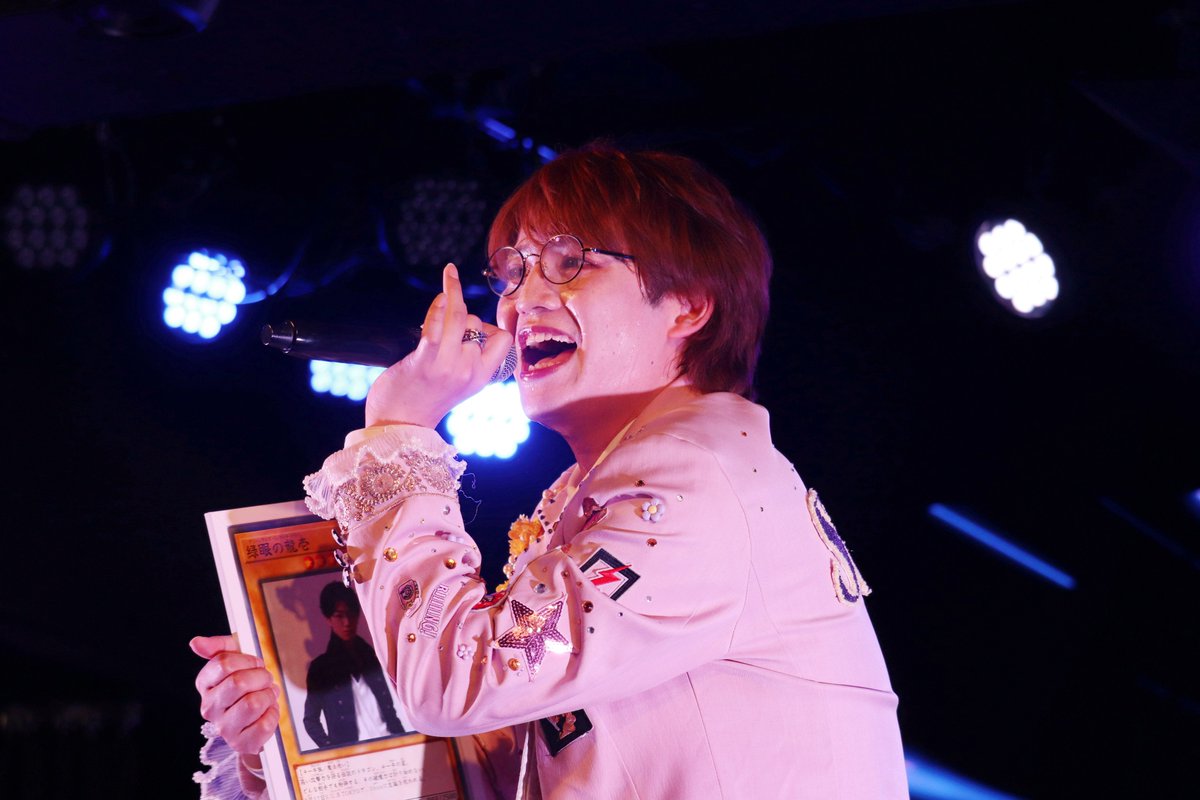 kebabnow's tweet photo. 0727🎂『Dream Museum 龍壱生誕祭』
@ S.U.B TOKYO

いつも綺麗な歌声と、かっこいい立ち姿の龍壱くんが生誕祭に呼んでくれました！🎉

デュエリストの誕生日をお祝いするために、
SEは遊戯王のテーマ曲「熱き決闘者たち」、
カバーでARC-VのED「ARC of Smile!」
を披露しました🃏🔥

涙サプライズ！も歌って、龍壱くんにもステージに上がってもらったよー！🎂
お揃いでメガネもかけてみた！😎

僕に会いに来てくれた子はもちろん、never2neverとわいぼのファンの子もフロアに残ってライブ楽しんでくれてありがとう🥰

みんなの心に残るようなライブこれからもするから、また僕のライブも見に来てねー！