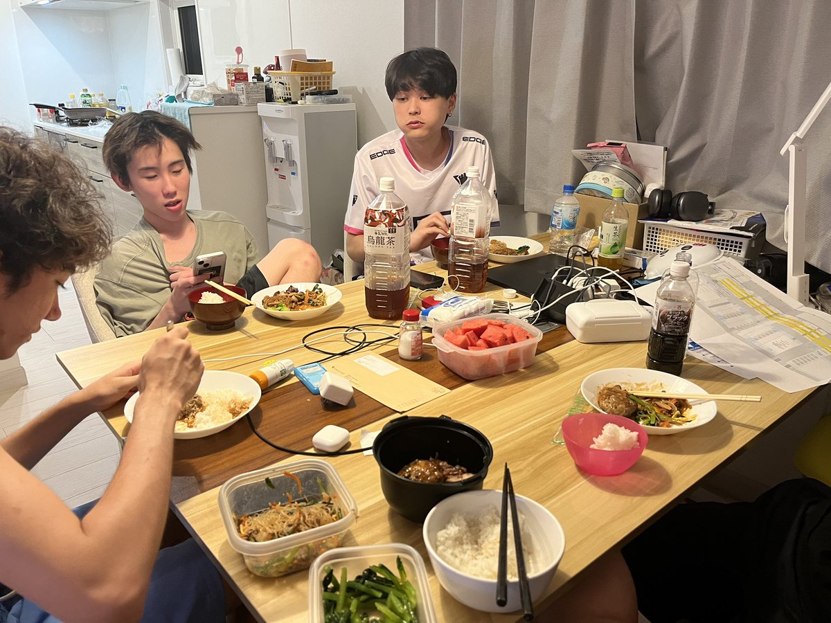 zaemonr's tweet photo. 最後のみんなでご飯 https://t.co/h0rDrPB91h