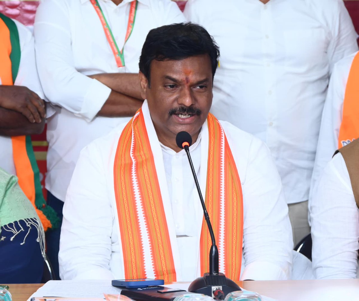 MadhavBJP's tweet photo. ఈరోజు విజయవాడలో భారతీయ జనతా పార్టీ మైనార్టీ మోర్చా రాష్ట్ర అధ్యక్షులు శ్రీ సయ్యద్ బాషా గారి ఆధ్వర్యంలో నిర్వహించిన రాష్ట్ర కార్యవర్గ సమావేశంలో పాల్గొనడం జరిగింది. https://t.co/gmdwqAvnOK