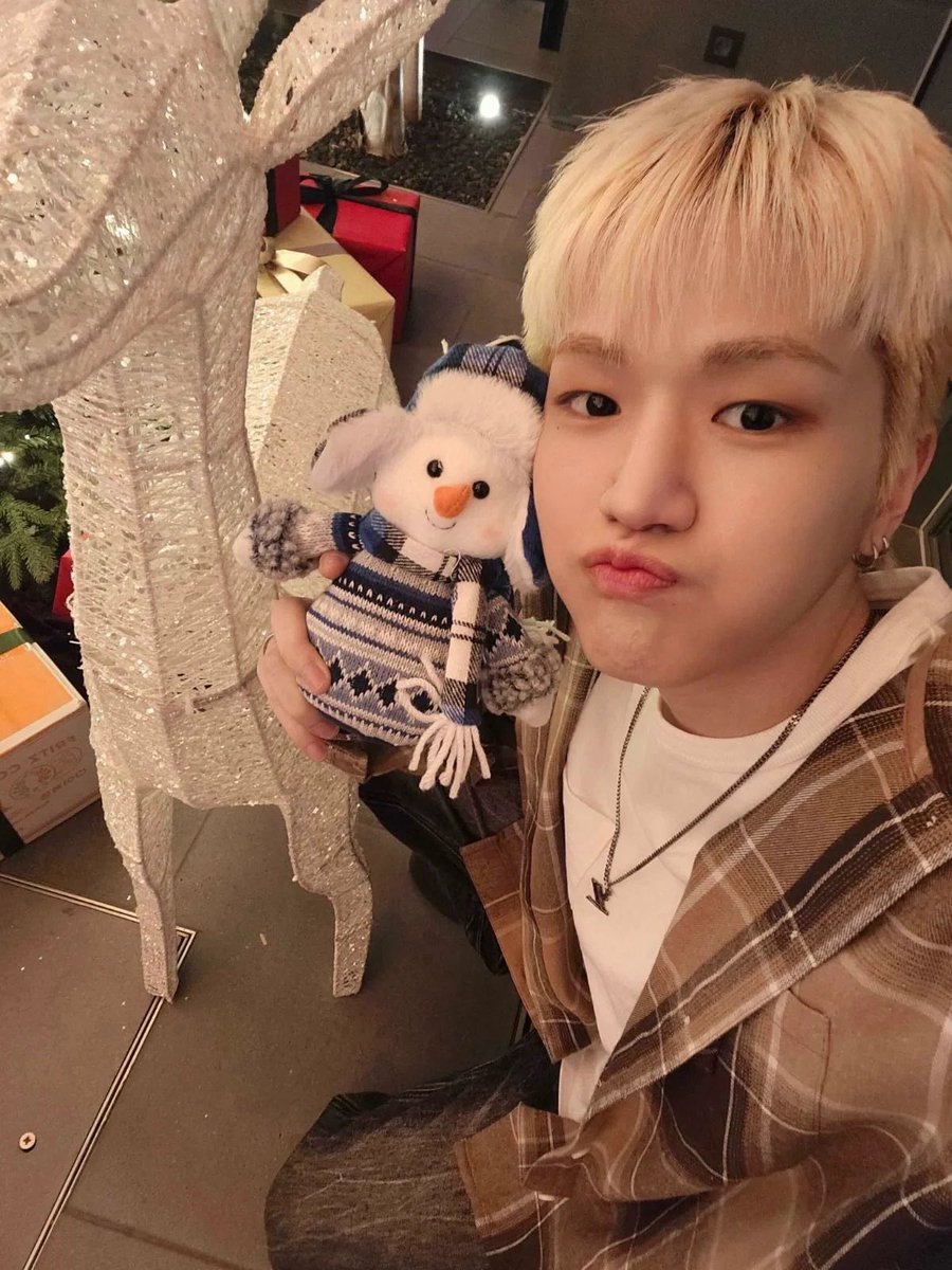 mj_h04's tweet photo. Holiday season 리우가 너므 조아 • •
리우와 크리스마스 소품들 조합이 쥰나 귀엽긔..
이번에도 크리스마스 링우 많이 보고 싶댜(*´ω`*) https://t.co/hmeOIj06dt