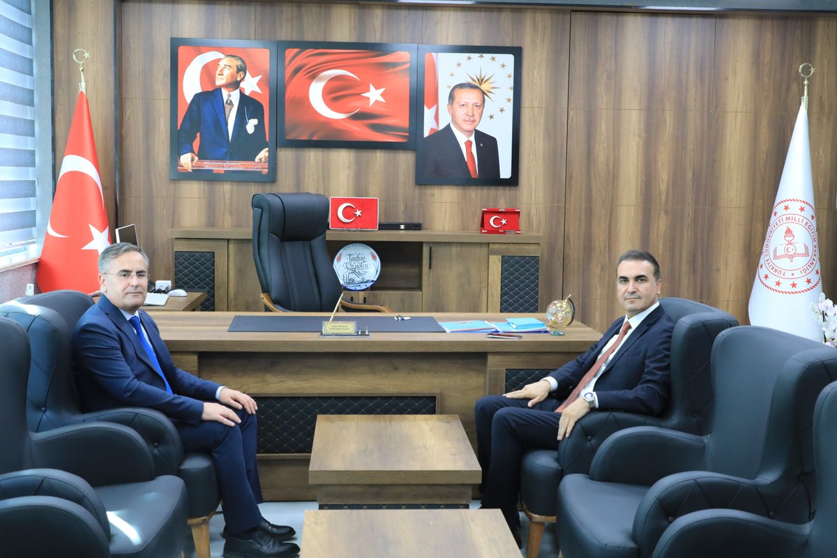 Bitlis_Mem's tweet photo. 📍 ZİYARETLER

Aile ve Sosyal Hizmetler İl Müdürü  Vefa Akdoğan, İl Millî Eğitim Müdürümüz Tayfun Özyolcu'yu makamında ziyaret ederek hayırlı olsun dileklerini iletti.

Nazik ziyaretleri dolayısıyla kendilerine teşekkür ederiz.

#BitlisMem
#BitlisEğitimdeDaimaİleriye
#TürkiyeYüzyılıMaarifModeli

@tcmeb @TayfunOzyolcu @bitlis_aile @VefAkdogan