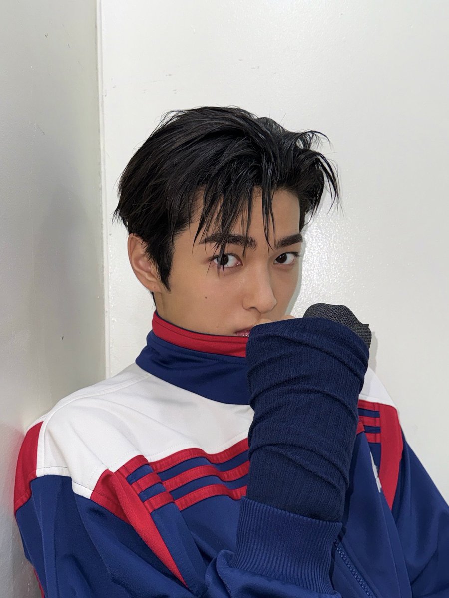 tetecoidezinha's tweet photo. blue is his color 💙 https://t.co/BzKYCFE8A6