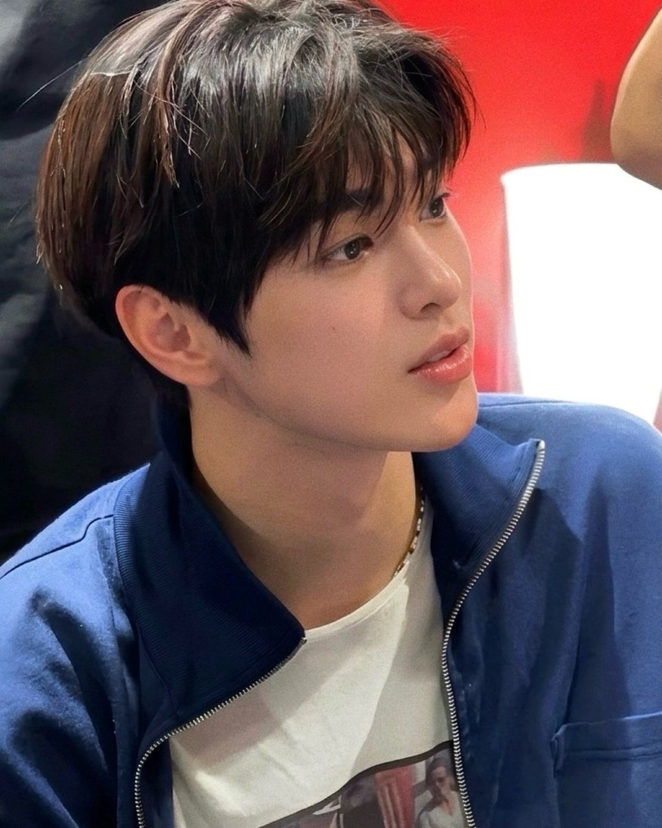 tetecoidezinha's tweet photo. blue is his color 💙 https://t.co/BzKYCFE8A6