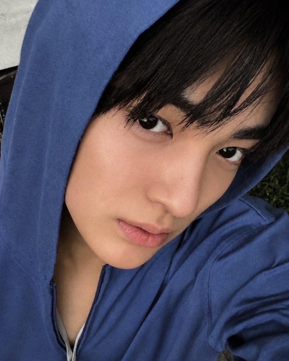tetecoidezinha's tweet photo. blue is his color 💙 https://t.co/BzKYCFE8A6