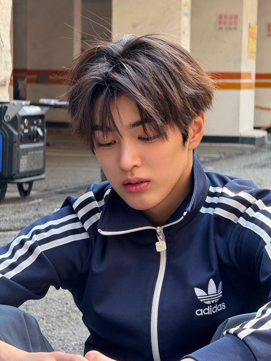 tetecoidezinha's tweet photo. blue is his color 💙 https://t.co/BzKYCFE8A6