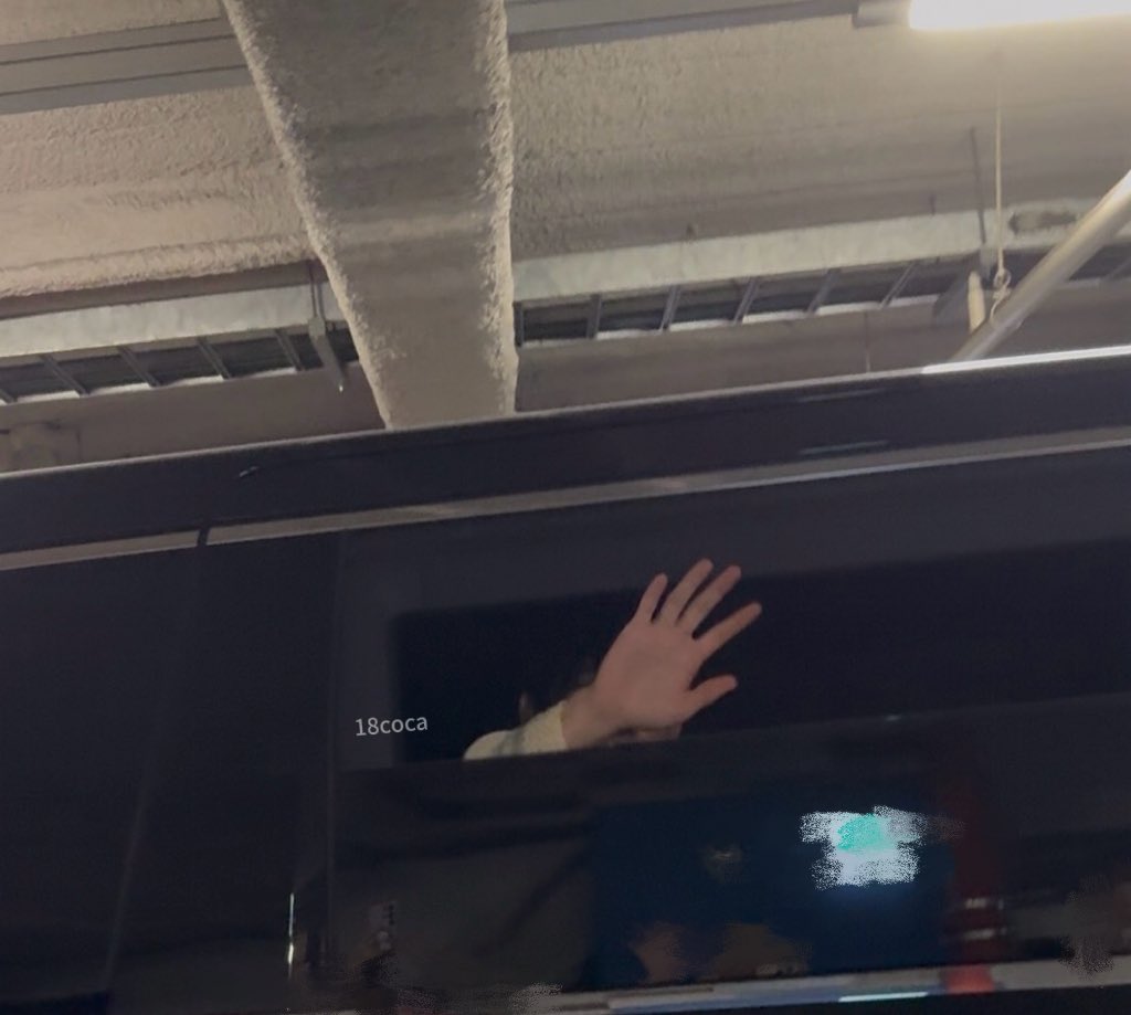 18cocaa's tweet photo. 260727 오케이마담2 VIP시사회

멀리서 후다닥 걸어와 편지를 받아 가는 천사오빠ㅜㅜㅜㅜ고마웡ㅜㅜ https://t.co/qaWrAlHK7o