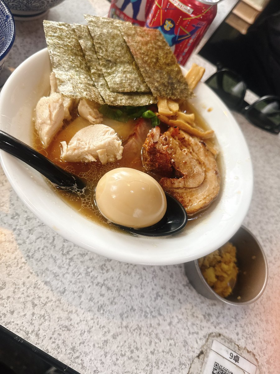 Q3_8686's tweet photo. 破壊的イノベーション
#らーめんウォッチ麺
#西早稲田
#破壊的イノベーション
🍜破壊的生姜醤油ラーメン＋味玉＋生姜＋海苔
🐷煮豚
🍺あの赤いヤツがいっぱい

マイ麺が行きたいとこ行くツアー開催！！
イノベーションならあの男を召喚して…💥
まだこの先が長くなる事を奴らはまだ知るはずもなかった…
久しぶりだから濃厚と決めていたがほか2人が濃厚なもんで氣になる生姜をチョイス🫚
初の限定でしたが…旨い！
じんわり？後方からの生姜系…
最初からガツンじゃないやつ
しっかり醤油がきてからの生姜がふわ〜っと
ホロホロ煮豚とレアチャー
濃厚飲ましてもらったがなんと濃いが塩味がマイルドにっ…
その前にビールで腹パンですよ…
ご馳走様でした🙏