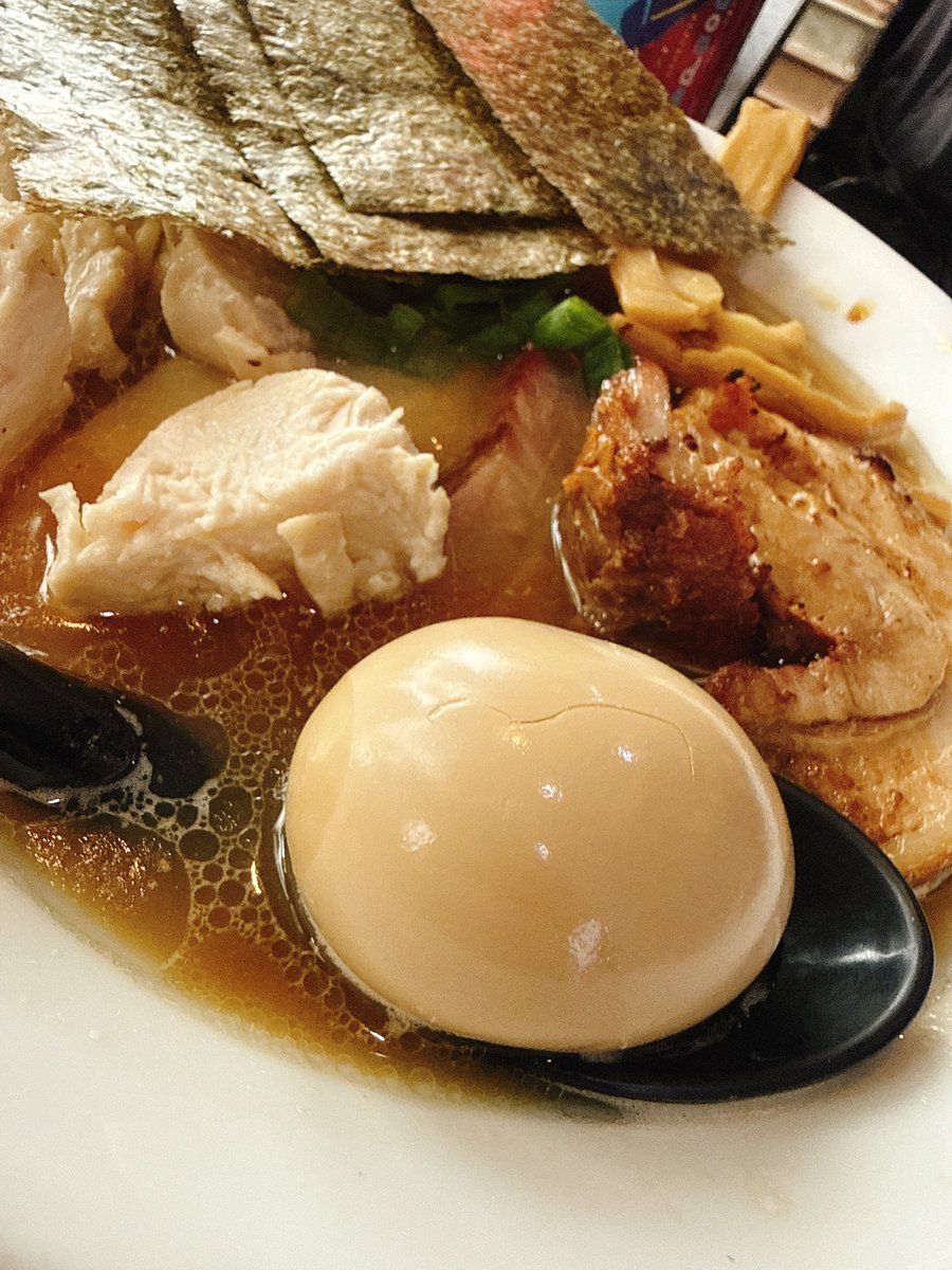 Q3_8686's tweet photo. 破壊的イノベーション
#らーめんウォッチ麺
#西早稲田
#破壊的イノベーション
🍜破壊的生姜醤油ラーメン＋味玉＋生姜＋海苔
🐷煮豚
🍺あの赤いヤツがいっぱい

マイ麺が行きたいとこ行くツアー開催！！
イノベーションならあの男を召喚して…💥
まだこの先が長くなる事を奴らはまだ知るはずもなかった…
久しぶりだから濃厚と決めていたがほか2人が濃厚なもんで氣になる生姜をチョイス🫚
初の限定でしたが…旨い！
じんわり？後方からの生姜系…
最初からガツンじゃないやつ
しっかり醤油がきてからの生姜がふわ〜っと
ホロホロ煮豚とレアチャー
濃厚飲ましてもらったがなんと濃いが塩味がマイルドにっ…
その前にビールで腹パンですよ…
ご馳走様でした🙏