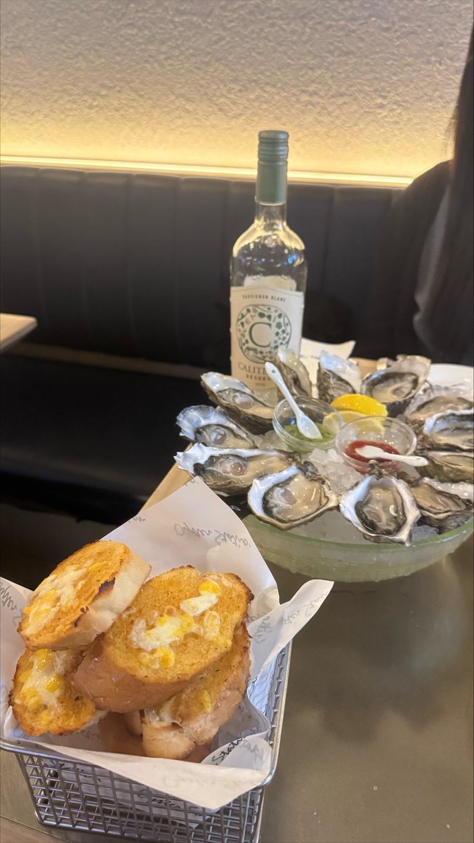 jounotakeuchi's tweet photo. 海鮮はダイエットに良いと聞きました
月曜夜happy hourワイン🍷
🦪牡蠣18個
ウニ1個

眠い💤

徹子コンサート、予約録画しました
明日見る https://t.co/8NdfXknbnK