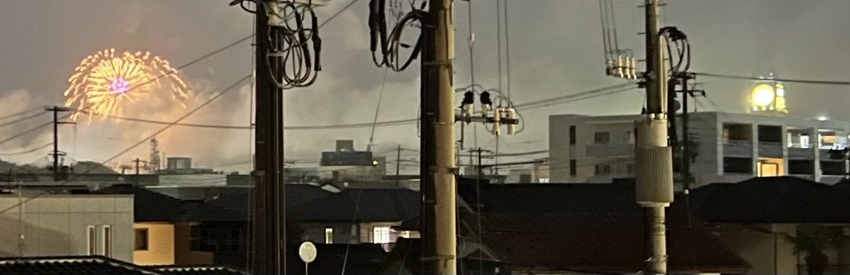 webcolors201076's tweet photo. タスクは全く減らないのに、お腹は減る月曜日が無事に終了。まぁ、月曜に限らずお腹は減るんだけどもね。

今日は特にネタがないので、先日の花火と花火と見間違えたドンキを並べて載せておきまーす🙌 https://t.co/X8cuEIMyME