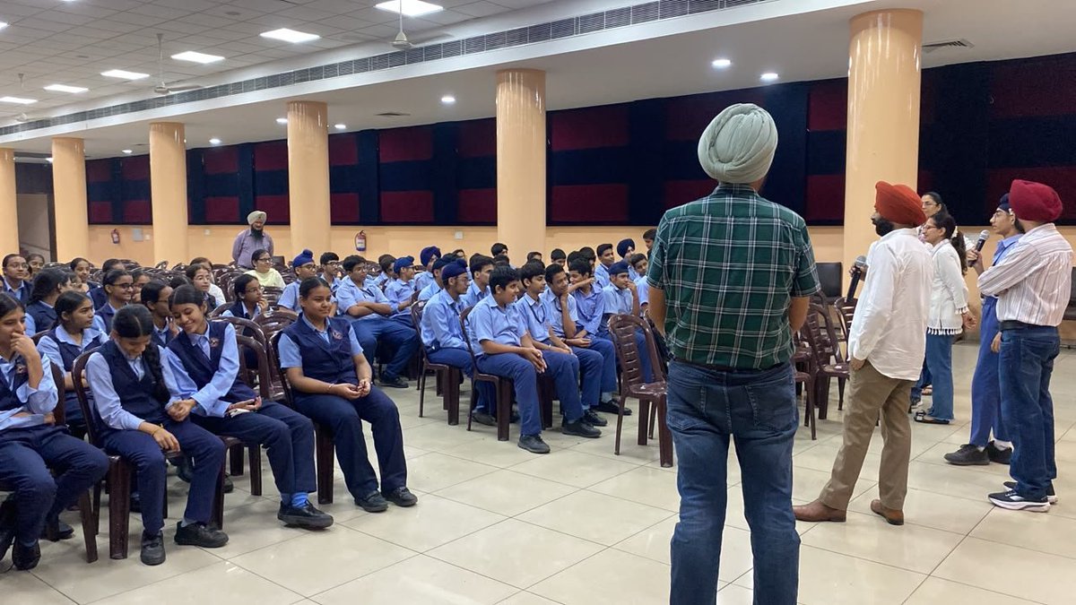 CSLDH0161's tweet photo. 🦟 ਡੇਂਗੂ ਨੂੰ ਰੋਕਣਾ ਸਾਡੀ ਸਾਂਝੀ ਜ਼ਿੰਮੇਵਾਰੀ ਹੈ!

 ਡੀ.ਡੀ. ਜੈਨ ਸਕੂਲ, ਕਿਡਵਾਈ ਨਗਰ ਵਿਖੇ ਸਿਹਤ ਵਿਭਾਗ ਦੀ ਮਾਸ ਮੀਡੀਆ ਵਿੰਗ ਅਤੇ ਐਂਟੀ ਲਾਰਵਾ ਟੀਮ ਵੱਲੋਂ ਡੇਂਗੂ ਜਾਗਰੂਕਤਾ ਸੈਸ਼ਨ ਕਰਵਾਇਆ ਗਿਆ

💧 ਹਰ ਸ਼ੁੱਕਰਵਾਰ - ਡੇਂਗੂ ਤੇ ਵਾਰ ਮੁਹਿੰਮ ਤਹਿਤ ਪਾਣੀ ਵਾਲੇ ਭਾਂਡੇ ਖਾਲੀ ਕਰਕੇ ਸਾਫ਼ ਕਰੋ

 ਸਾਫ਼ ਆਲਾ-ਦੁਆਲਾ = ਡੇਂਗੂ ਤੋਂ ਬਚਾਅ https://t.co/nwUCI9e0Qd