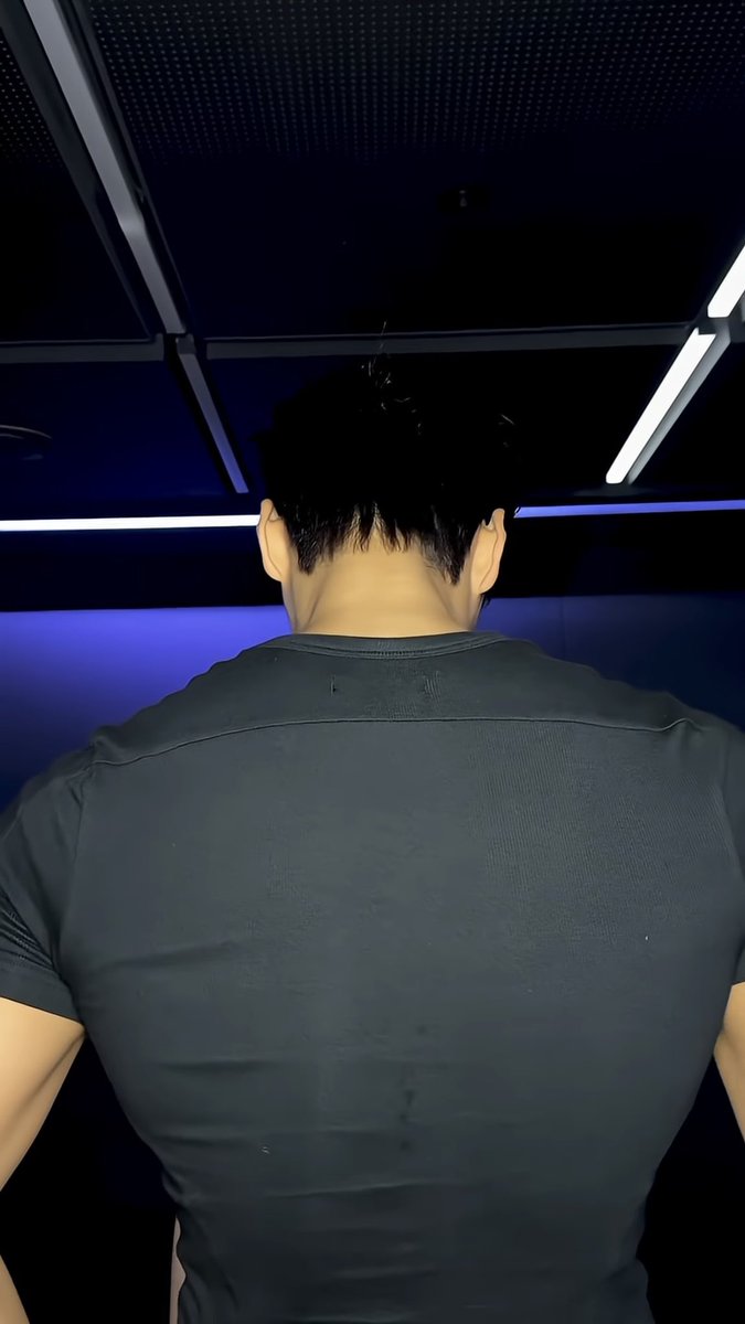 heartinsani's tweet photo. that 62cm broad ass shoulders and tiny little waist… no one is touching san when it comes to body proportions i swear https://t.co/Av5aPgh7Kj