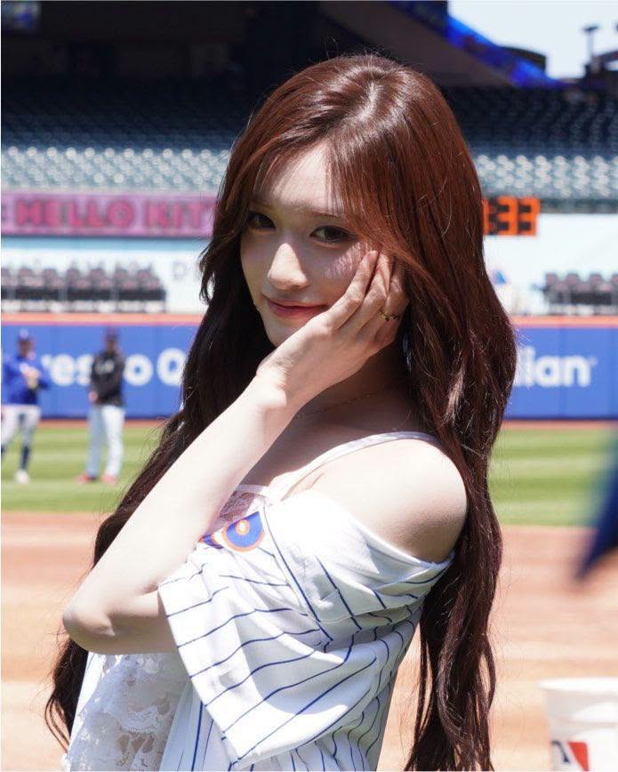 kupdateid's tweet photo. Leeseo at Citi field Mets vs Dodgers. 
She really likes wearing lace camisoles ❤ https://t.co/kgBd02RS9l