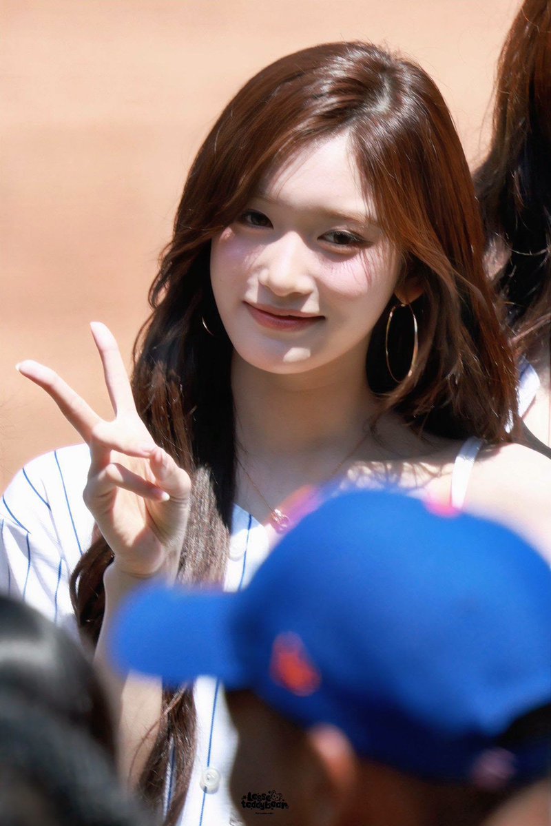 kupdateid's tweet photo. Leeseo at Citi field Mets vs Dodgers. 
She really likes wearing lace camisoles ❤ https://t.co/kgBd02RS9l